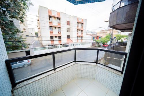 uma varanda com vista para uma rua da cidade em Joao Meira Apartments em Guarapari