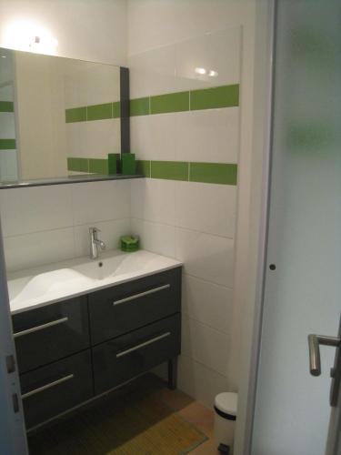 une salle de bain avec un lavabo et un miroir dans l'établissement Le Pas des Lanciers, à Mallemort