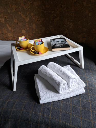 - Mesa de centro blanca con 2 tazas y toallas en Gryfny Grubiorz en Katowice