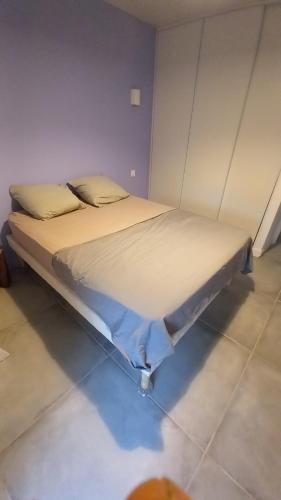 Ένα ή περισσότερα κρεβάτια σε δωμάτιο στο Le chalet des lagunes