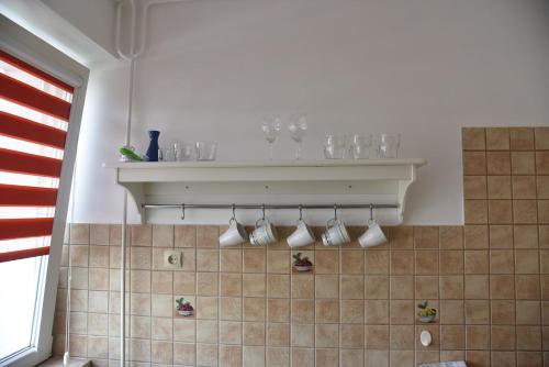 łazienka z wieszakiem na kubki na ścianie w obiekcie Kawalerka Górnośląska w Kaliszu
