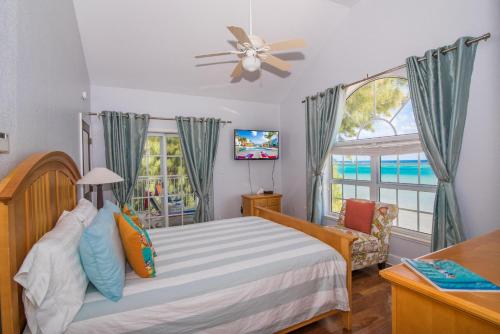 1 dormitorio con cama y ventana en Cayman Paradise Villa #1, en Sand Bluff
