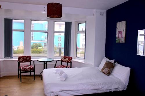 ブラックプールにあるHenson Hotel Pleasure Beachのベッドとテーブルと窓のある寝室