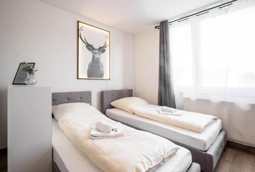 Ein Bett oder Betten in einem Zimmer der Unterkunft Black&Yellow Designer Apartment Bielefeld