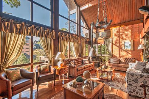Uma área de estar em Hotel Recanto da Serra