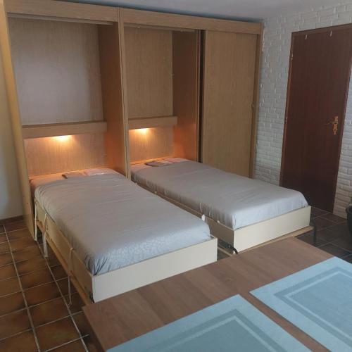 two twin beds in a room with at Os Heem in Wittem