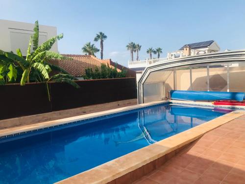 een zwembad in het midden van een huis bij Villa with super swimming pool in Gran Alacant