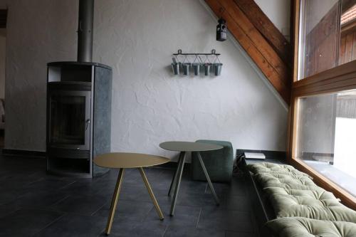 a room with a couch and a table and a stove at Appartement de vacances in Saulcy