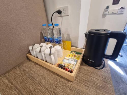 Příslušenství pro přípravu čaje a kávy v ubytování 7 Days Premium Hotel Pattaya