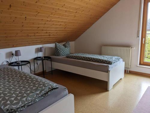 Postel nebo postele na pokoji v ubytování Schwarzwald Ferienhaus Strauch