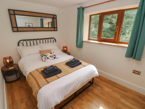 1 dormitorio con 1 cama con 2 toallas en Rudbaxton Water, en Haverfordwest
