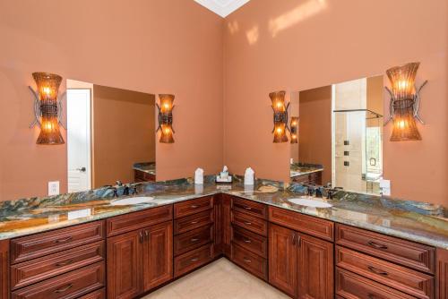 baño con 2 lavabos y espejo grande en Faroway Luxury Villa, en Half Way Pond