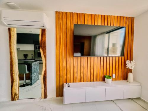 un miroir sur un mur à côté d'un meuble blanc dans l'établissement Cruz del Mar - Panoramic Rooftop Pool Views Near Marina, à La Cruz de Huanacaxtle