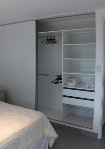 Ένα ή περισσότερα κρεβάτια σε δωμάτιο στο Convenient One Bedroom Condo w/ elevator