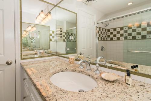 baño con lavabo y espejo grande en Georgetown Villas #113, en Dog City
