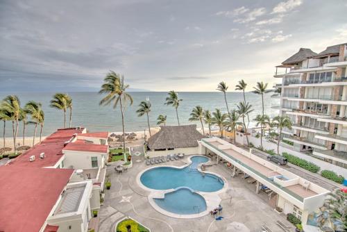 ブセリアスにあるCosta Dorada - Beachfront Penthouse in Bucerias Golden Zoneのスイミングプールと海を望むリゾートの空中ビュー