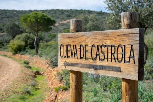 a wooden sign that readsoakland on a dirt road at Finca El Pilar in Madridejos