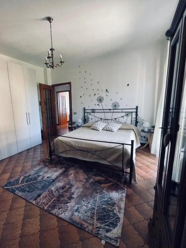 a bedroom with a bed in a room at Casa Tino in Murazzano
