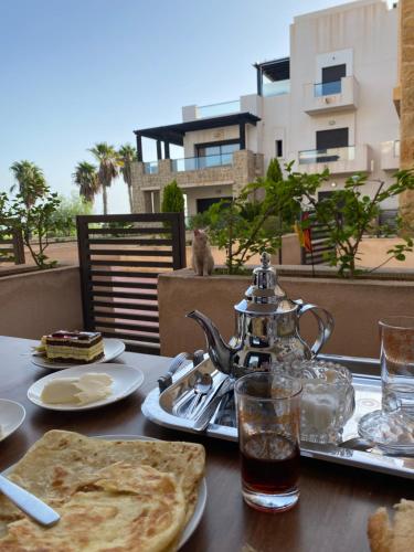 una mesa con un plato de comida y un hervidor de agua en Marchica Med atalayon, en Nador