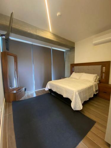 - une chambre avec un lit et un tapis noir dans l'établissement CENTRICO TJ, à Tijuana