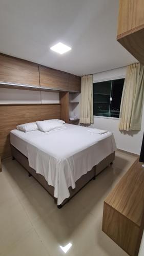 una camera con un grande letto e una finestra di Ponta Negra RN03 a Natal