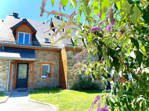 Saint-MametにあるLes trois chalets - jardin terrasse 7 personnes - Saint Mamet Luchonの木造石造家