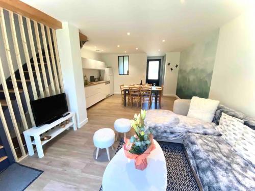 Saint-MametにあるLes trois chalets - jardin terrasse 7 personnes - Saint Mamet Luchonのソファとテーブルのあるリビングルーム
