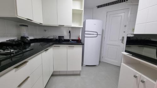 A cozinha ou kitchenette de Copa-Leme Apart 150m da praia