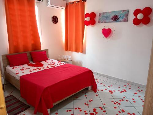 Cama o camas de una habitación en Maison de charme à Petit Bourg avec piscine partagée