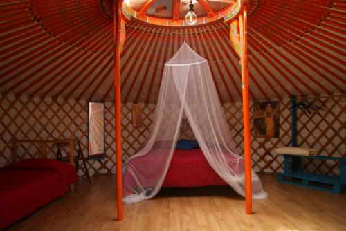 a room with a bed in a yurt at Yurta Cloe in Torino di Sangro