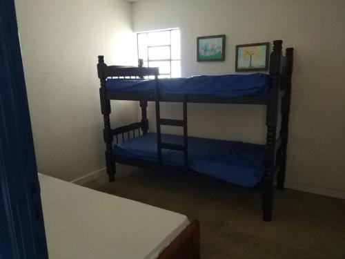 two bunk beds in a room with a window at Retiro das Águas Araxá in Araxá