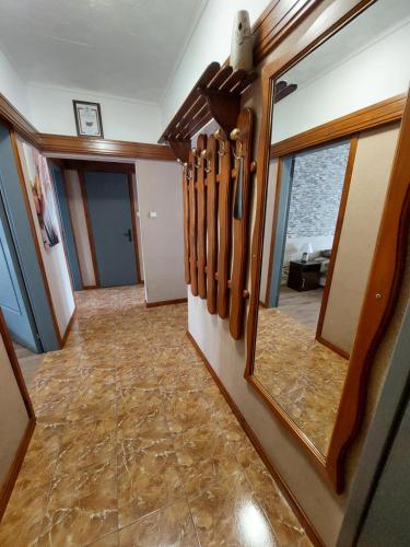 un pasillo con un montón de esquís en la pared en Familia Apartments en Samokov