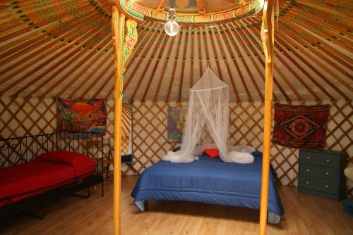 a room with a bed in a yurt at Yurta Gaia in Torino di Sangro