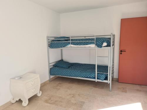 um quarto com três beliches num quarto em Maison en plein nature em Villemus