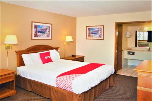 GuymonにあるOYO Hotel Guymon OK US-54のベッドとバスルームがあるホテルの部屋