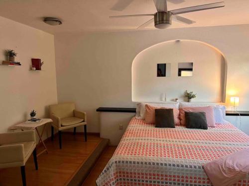 una camera con un grande letto e un ventilatore a soffitto di Casa en Oaxaca de Juárez a Città di Oaxaca