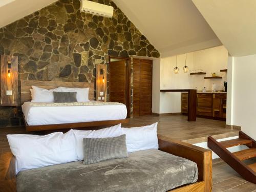 une chambre d'hôtel avec deux lits et un canapé dans l'établissement 7 Valles, à Ensenada