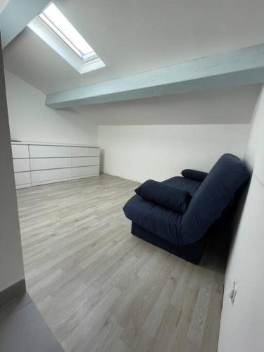 uma sala de estar com um sofá azul num quarto em Duplex 80m2 à 5mins de la plage em Le Lavandou