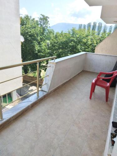 波格拉德茨的住宿－Relax apartament，红色椅子坐在观景阳台