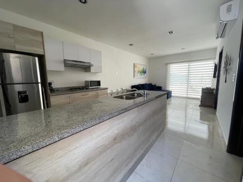una cocina con fregadero y encimera en Depto. totalmente nuevo y amueblado, en Mazatlán