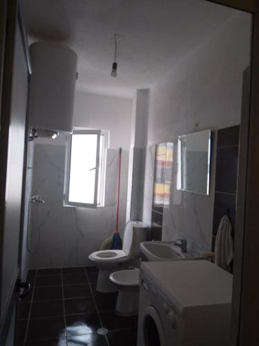波格拉德茨的住宿－Relax apartament，浴室设有2个卫生间、2个盥洗盆和淋浴。