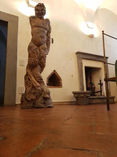 una statua di una donna in una stanza con camino di Bed and Breakfast del Duca a Pistoia