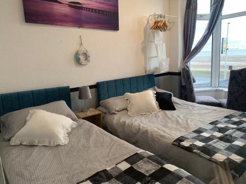 - une chambre avec 2 lits et une fenêtre dans l'établissement St Albans Hotel, à Blackpool