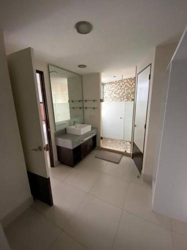 a bathroom with a sink and a mirror at HERMOSO DEPARTAMENTO DE LUJO EN MANZANILLO A PIE DE PLAYA EN PONTO HORIZONTE MANZANILLO. PARA HASTA 8 PERSONAS, DE LO MEJOR DE MANZANILLO. HERMOSA VISTA AL MAR in Manzanillo