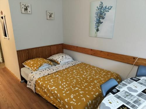 een kleine slaapkamer met een bed en een tafel bij La Mongie pied des pistes in La Mongie