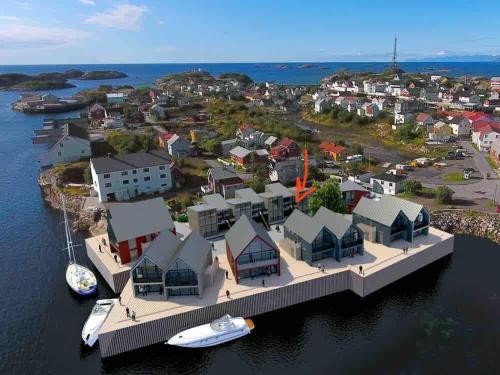 ヘニングスヴァールにあるNew and modern apartment in Henningsværの小さな島の水上の空中