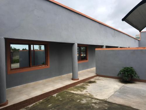 ein Haus mit Seitenfenstern in der Unterkunft Awesome Executive Lodge in Solwezi