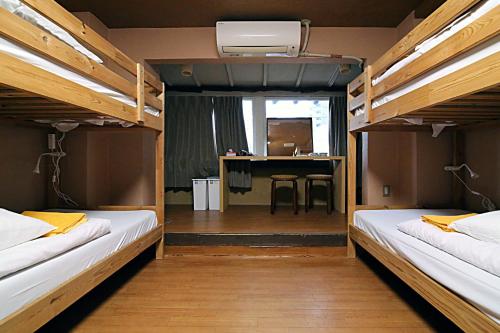a room with two bunk beds and a desk at TOKYO HOUSE INN - Vacation STAY 52051v in Tokyo