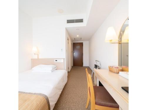 um quarto de hotel com uma cama e uma secretária em Hotel Terrace The Square Hitachi - Vacation STAY 21902v em Hitachi