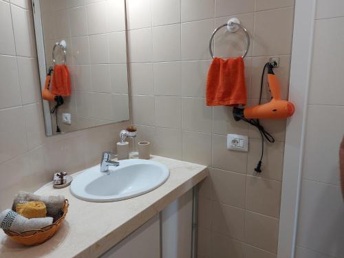 a bathroom with a sink and a mirror at Apartamento Golf del Sur in San Miguel de Abona